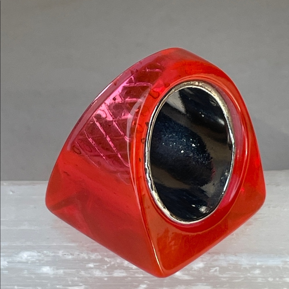 Vintage 1960's Red Orange Translucent Lucite Sz 8 Ring - Picture 4 of 8